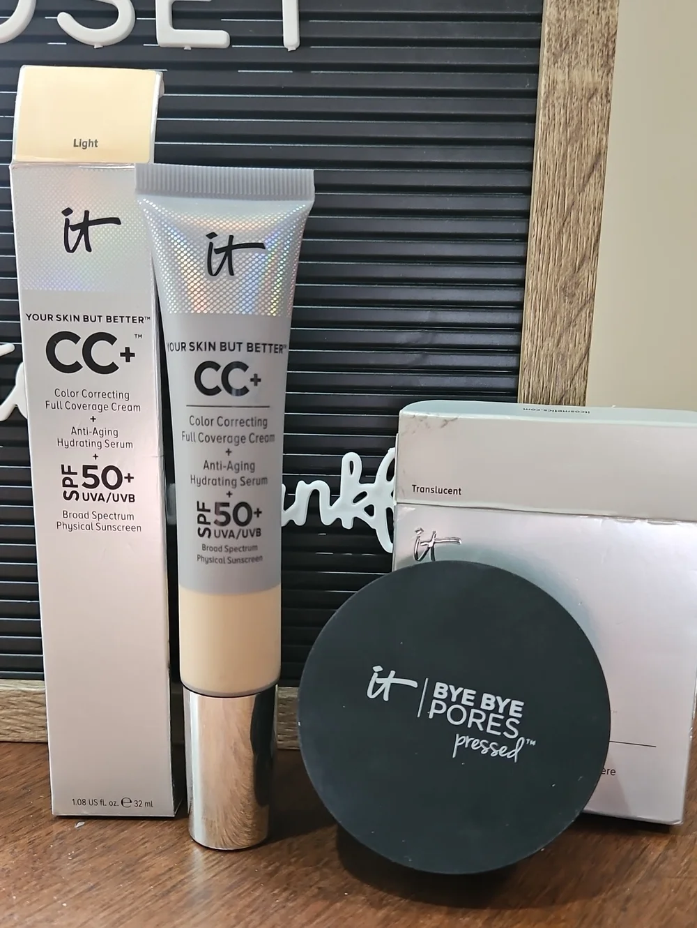 it CC+ Color Correcting Full Coverage Cream SPF 50+ Light & Bye Bye Pores Powder
